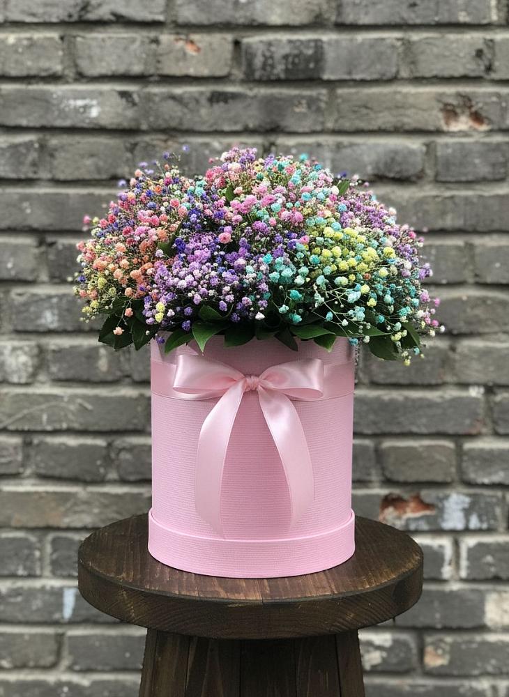 Цветочная композиция из Гипсофила и Розы в шляпной коробке в Угловском