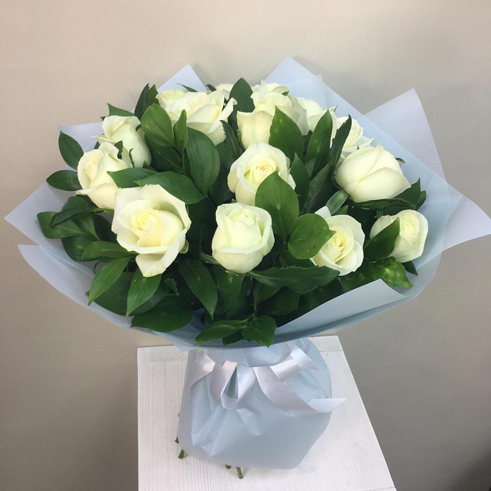 Букет 15 Белых роз Проуд в Угловском