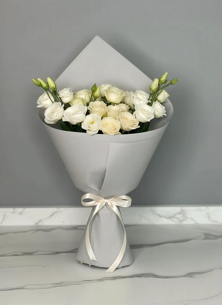 Букет цветов из: Розы и Лизиантусы в Угловском