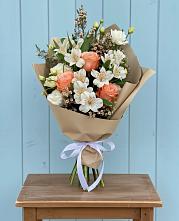 Букет цветов из:  Альстромерии, Лизиантусы, Розы и Хризантемы в Угловском
