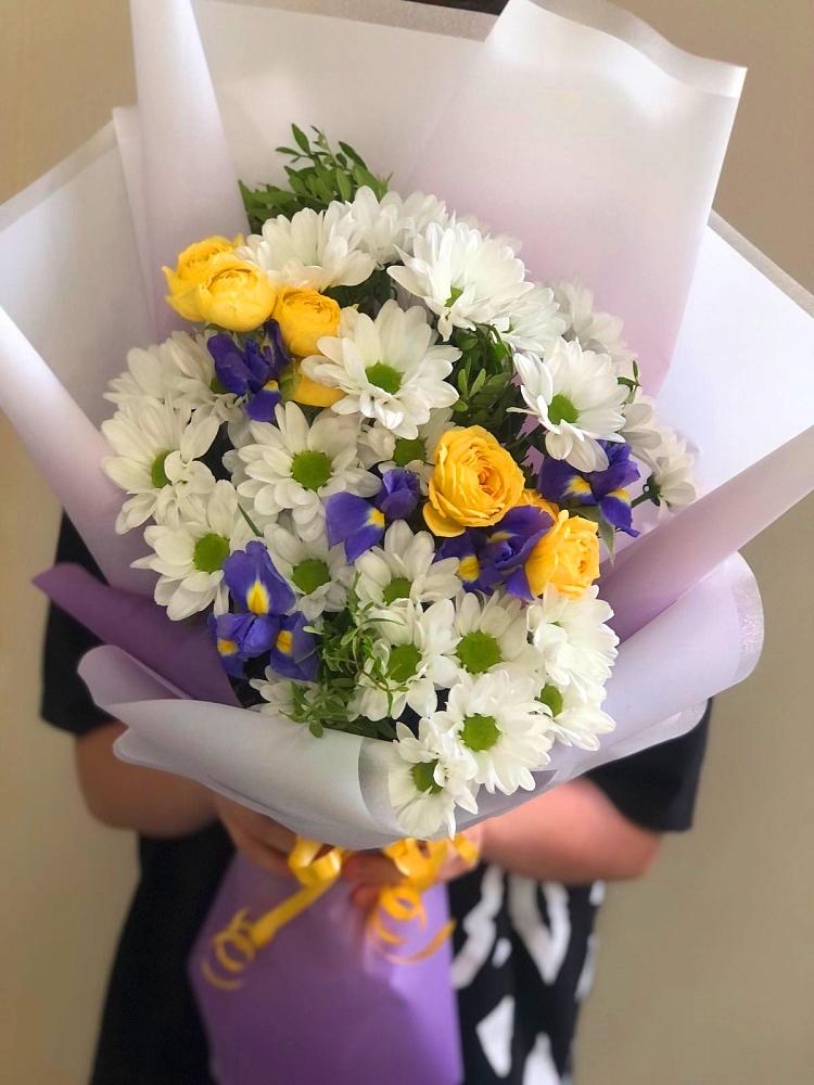 Букет цветов из: Ирисы, Хризантемы и Розы в Угловском