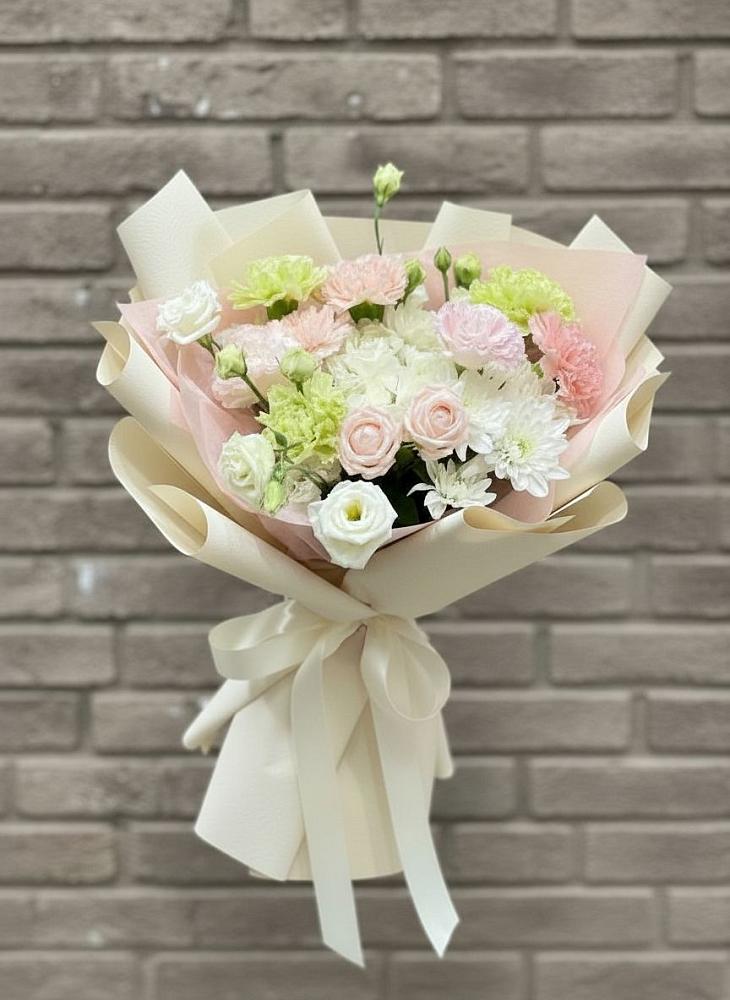 Букет цветов из: Гвоздики, Розы, Лизиантусы и Хризантемы в Угловском