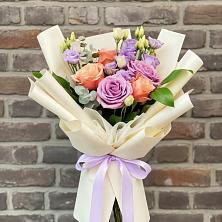 Букет цветов из:  Лизиантусы и Розы в Угловском