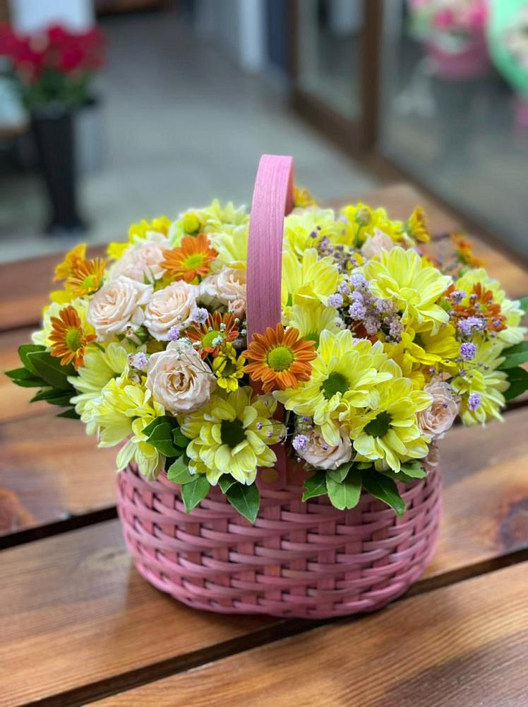Цветочная композиция из Хризантемы и Розы в корзине в Угловском