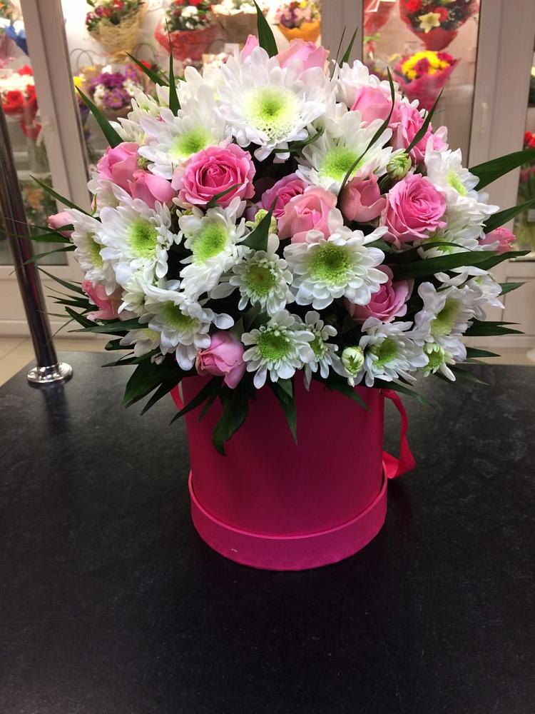 Цветочная композиция из Розы и Хризантемы в шляпной коробке в Угловском