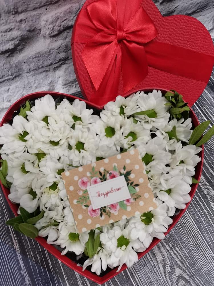 Цветочная композиция из Хризантемы в виде сердца в Угловском