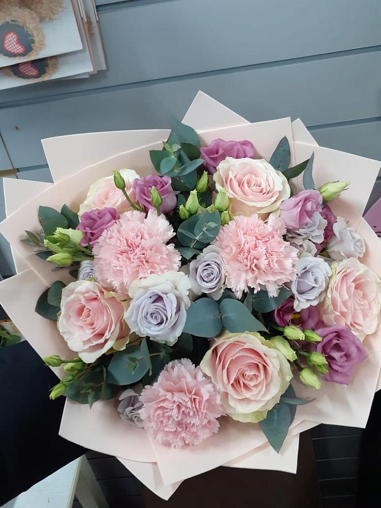 Букет цветов из: Розы, Гвоздики и Лизиантусы в Угловском