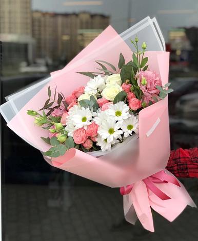 Букет цветов из: Розы, Лизиантусы и Хризантемы в Угловском