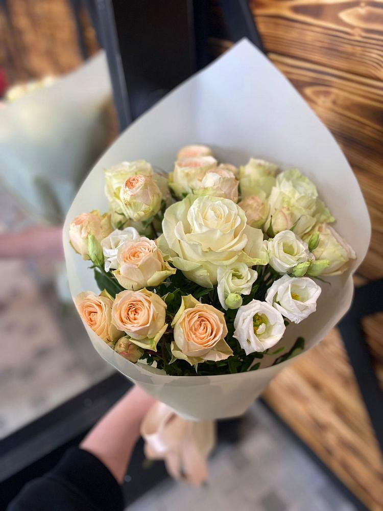 Букет цветов из: Розы и Лизиантусы в Угловском